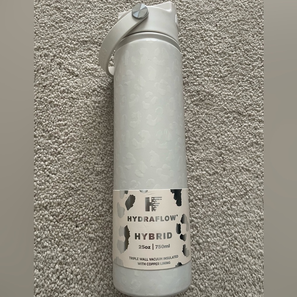 Hydraflow Grayish White Cheetah Print Hybrid Water Bottle with Built in Straw